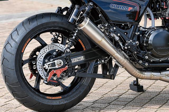 画像: 前後ホイールはO・Zレーシングのアルミ鍛造、GASS RS-AのZRX1200用で3.50-17/5.50-17サイズ。リヤキャリパーはブレンボ2ピストン。