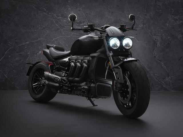画像: TRIUMPH Rocket 3 R Black 総排気量:2457cc エンジン形式:水冷4ストDOHCインライン3気筒 シート高:773mm 車両重量:318kg 発売日:2021年5月予定(3月10より予約開始) メーカー希望小売価格:税込284万5000円