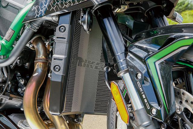 画像: ステンレス製スモークガンメタ仕上げの「STRIKER ラジエターコアガード KAWASAKI Z H2」は3万5000円+税。