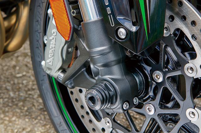 画像: フロントアクスル両端には「STRIKER アクスルスライダー フロント KAWASAKI Z H2」(1万1000円+税)をボルトオン装着。
