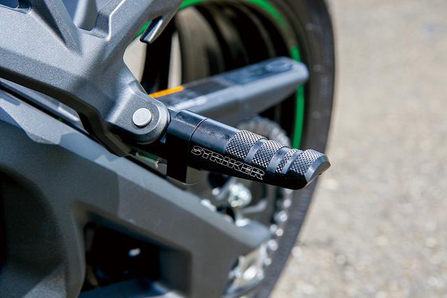 画像: タンデム側のステップバーも「オリジナルタンデムステップバー“STC” カワサキType1 KAWASAKI」(1万7000円+税)に変更してある。