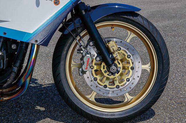画像: φ41mmのフロントフォークはノーマルベースで今回洗浄等行う。フロントブレーキはブレンボ4Pキャリパー+サンスターディスクの組み合わせ。