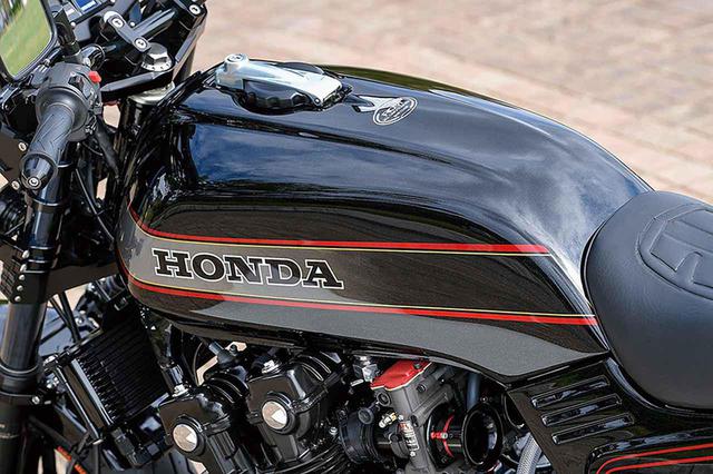 画像: 外装パーツはCB1100Fノーマルで、純正パターンを生かしたパールブラックペイントは奥進が担当。シートはオリジナル加工している。