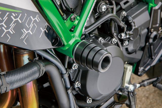 画像: シリンダーサイドには「STRIKER ガードスライダー KAWASAKI Z H2」の標準仕様(1万3000円+税。ベースはアルミシルバー。ここもブラック仕上げのオールブラックは1万5000円+税、スライダー素材が異なるカーボンコンポジット仕様は2万5000円+税)を装着する。