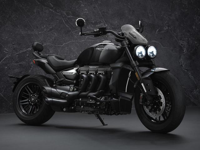 画像: TRIUMPH Rocket 3 GT Triple Black 総排気量:2457cc エンジン形式:水冷4ストDOHCインライン3気筒 シート高:750mm 車両重量:321kg 発売日:2021年5月予定(3月10より予約開始) メーカー希望小売価格:税込291万5000円
