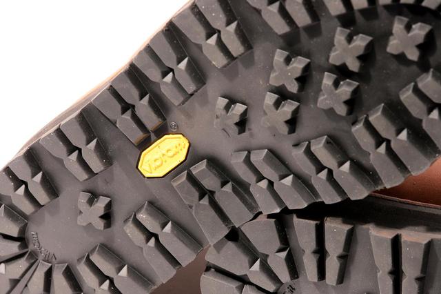 画像: かかとからつま先まで一体のソールを採用。かかと部分のソールの厚みは実測で約35mm。スニーカーなどと比べると足つき性&グリップ力は格段にアップするでしょう。