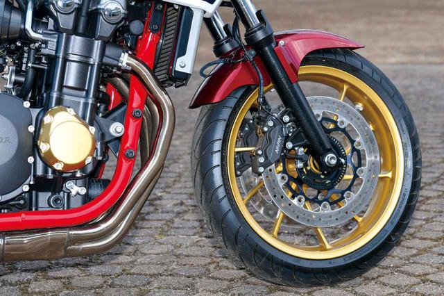 画像: フロントブレーキキャリパーは従来モデル譲り。新作のホイールは軽量で質感も高く、剛性バランスを追求し、左右にクロスするスポークデザイン。