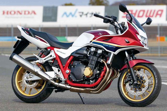 画像: オーソドックスなネイキッドであるCB1300SFの基本スタイルに、スポーティなイメージと優れた防風性能を備えるハーフカウルをプラスしたのがCB1300SB。SFの魅力である余裕の走りに高速走行での快適さを加えることで、完成度の高いスポーツツアラーへと変貌した。