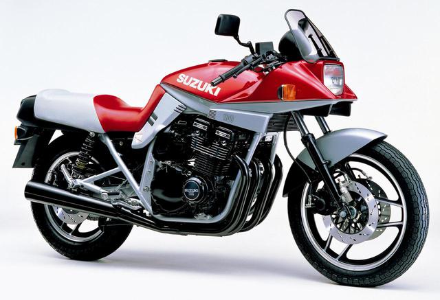 画像: 1984年 GSX1100S SE 翌年にはレッドの面積が大きくなり、2トーンカラーと呼べるグラフィックになった。ブラック仕上げのエンジンはSDと同じ。