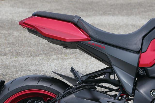 画像: ショートにまとめられたシート下部に入れられている“KATANA”のロゴも、通常モデルのシルバーに対し特別色モデルでは赤に変更。