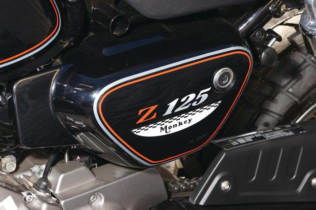 画像: サイドカバーもタンクと同様のカラーとラインで、Z125という車名が入れられている。