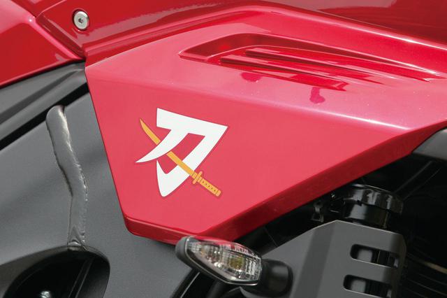 画像: オリジナルのカタナにも採用されていた、漢字ベースの「刀」エンブレムも、通常モデルと異なる特別色モデルの専用カラーだ。