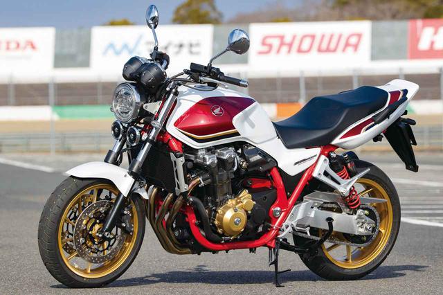 画像: CBシリーズの伝統が全身に息づく、流麗で堂々たるネイキッドスタイルがCB1300SFの大きな特徴だろう。スポーティさを強調するトリコロールカラーや、各部にこだわりを感じさせる上質な造りも相まって、その姿は非常に魅力的だ。