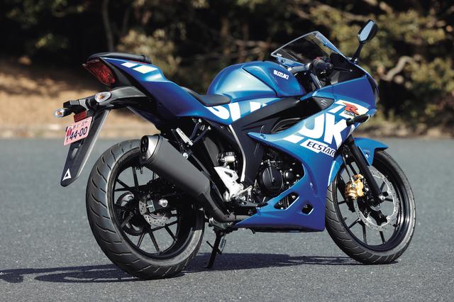 画像: ▲ボディ全面、左右に入る大胆な「SUZUKI」ロゴが入るグラフィックは、GSX-Rシリーズ共通のデザイン。今回の試乗車はMotoGPカラーのブルーで、レーシーなイメージを強調。