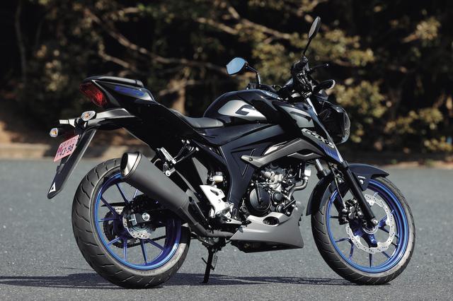 画像: ▲タイタンブラックは精悍な印象で、2021年モデルはブルーのホイールを採用。もう1色、MotoGPカラーのトリトンブルーメタリックもラインアップする。車体はスリムだが、燃料タンクとシュラウドの造形により抑揚のあるフォルムとしている。