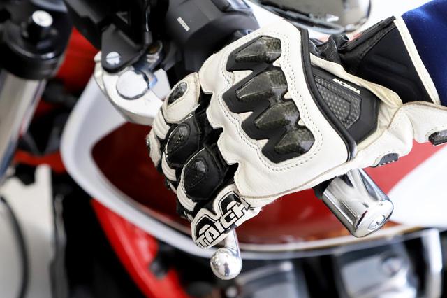 画像: CB1300シリーズのアシストスリッパークラッチは、2017年モデルから採用された。クラッチレバーは軽くて、長時間の走行や渋滞時にはとくにありがたく感じるはず。