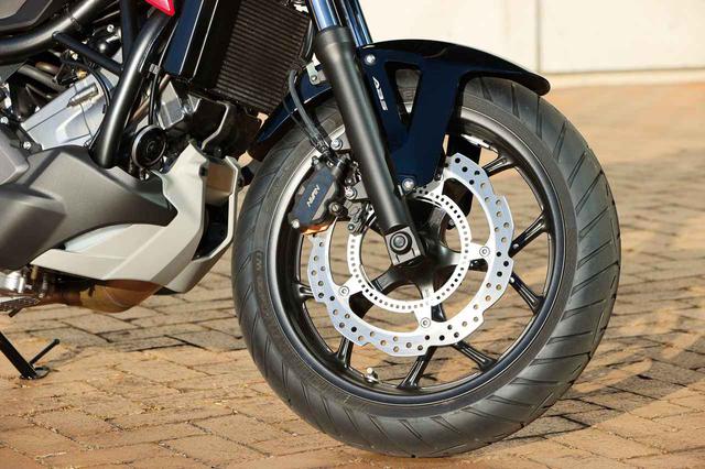 画像: デュアルベンディングバルブフォーク、Φ320mmディスクローターなど足回りは従来モデル譲り。セッティング変更でしなやかなフィールを実現。