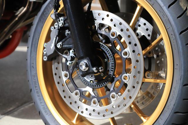 画像: 油圧式ダブルディスクのサイズはΦ310mm。内側にある黒いリングはABSの車輪速センサーリング。フォークとキャリパーの間にあるのが、車輪速センサーだ。