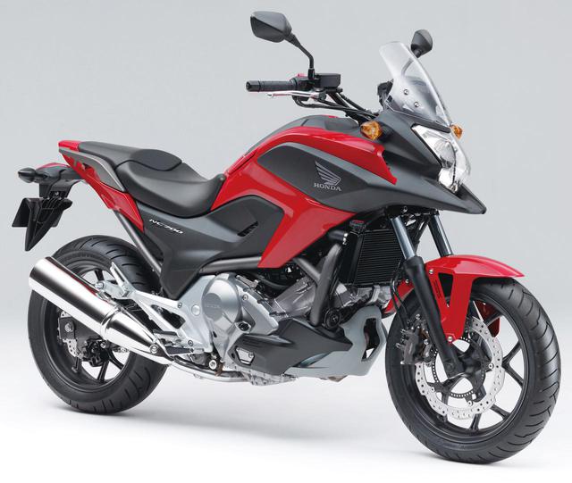 画像: 2012年 NC700X Dual Clutch Transmission 初代から4カ月後には、二輪車初のデュアルクラッチトランスミッション搭載車がデビュー。AT感覚のイージードライブが評判に。