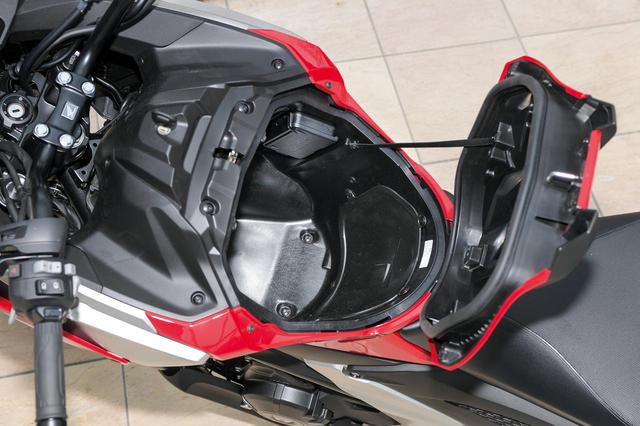 画像: ライダー前方に設けられ抜群の利便性を発揮するトランクスペースは、バッテリーなどの部品の配置を見直すことで容量を23Lに拡大。