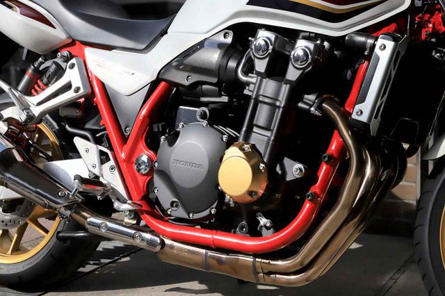 画像: 1284cc直4エンジンの熟成度は高い。2021年モデルは、赤フレーム+ゴールドのポイントカバーが採用され、よりいっそうの存在感を放つ。排気音も力強く、ビッグバイクならではの魅力が詰まっている。