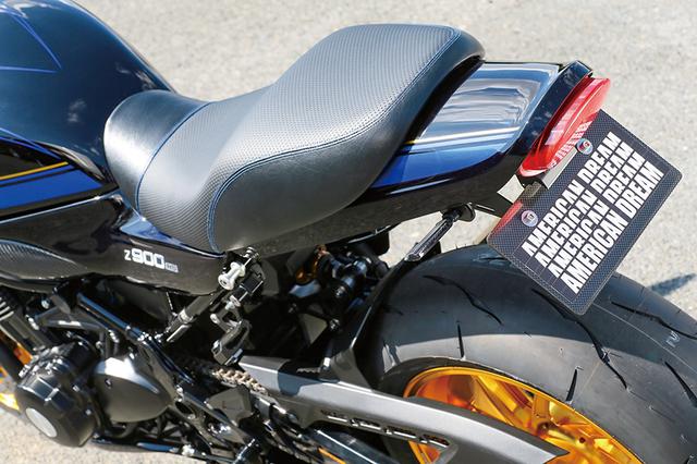 画像: Z900RSの全体感をすっきりさせるロングテールカウルとテールランプ延長キットもアメリカンドリームオリジナルパーツ。シートも表皮変更済みだ。