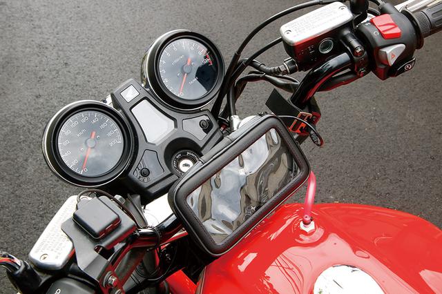 画像: メーターまわりはCB1100そのままだが、CB-Fのワンボディ2眼式を継承しているため違和感はない。ここではナビケースも装着。