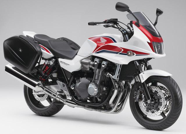 画像: 2009年 CB1300 SUPER TOURING ツーリングユースを意識した「スーパーボルドール」ベースの派生モデル。スリムなパニアケースを標準装備し、サイレンサーの角度はやや下げられた。