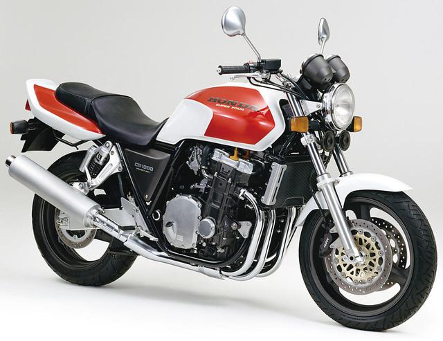 画像: 1992年 CB1000 SUPER FOUR シリーズの初代モデル。CBR1000Fをルーツに持つ水冷4気筒を堂々たる体躯の車体に搭載。力強く美しいスタイリングで多くのライダーを魅了した。