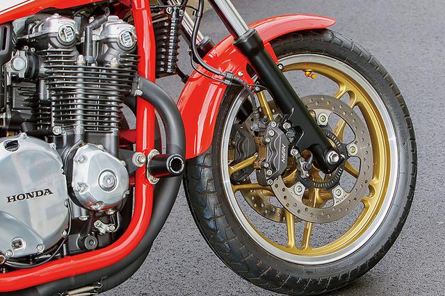画像: このようにゴールド+シルバーリムとなった状態を見ると、CB750FBBの5本スポーク・裏コムスターホイールにかなり近いと思わせてくれるが、これはCB1100純正の2.50-18/4.00-18サイズ。ニッシン4ピストンキャリパー、φ41mmフロントフォークもCB1100純正装着パーツだ。