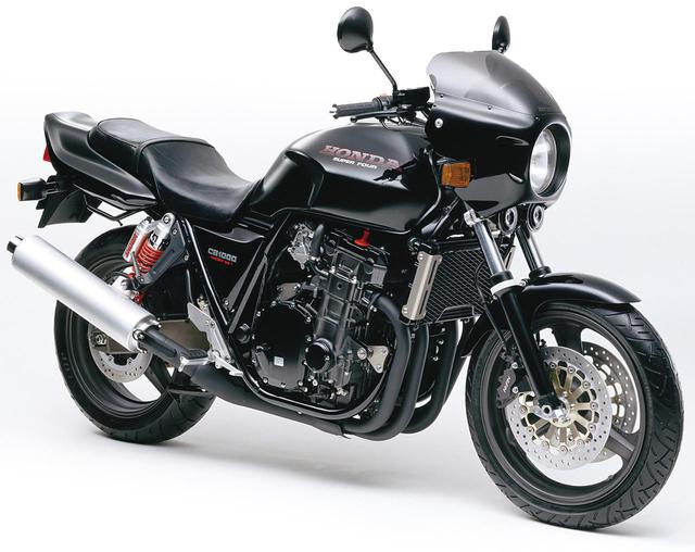 画像: 1994年 CB1000 SUPER FOUR・T2 全身をブラックアウトしてビキニカウルを装着、精悍さを強調した「T2」を追加設定。リアショックはフルアジャスタブルとなった。