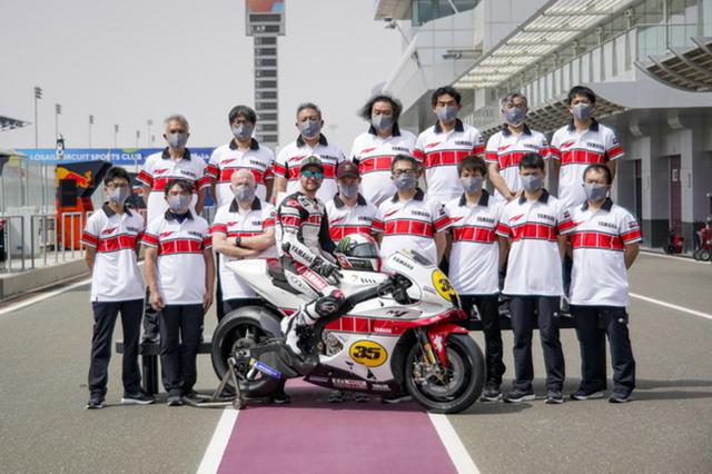 画像: 60周年記念のカラーリングが施されたYZR-M1にまたがるテストライダーのクロッチロウとヤマハファクトリーのテストチームのスタッフ