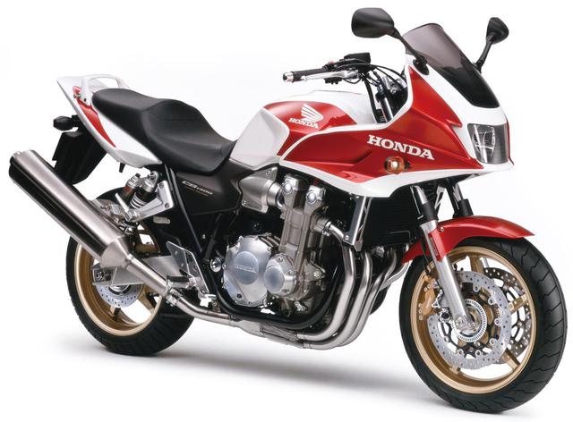 画像: 2005年 CB1300 SUPER BOL D'OR CB1100Rがモチーフで、防風性能も高いハーフカウルつきモデル「ボルドール」が誕生。高速道路2人乗り解禁のタイミングもあり大ヒットとなった。