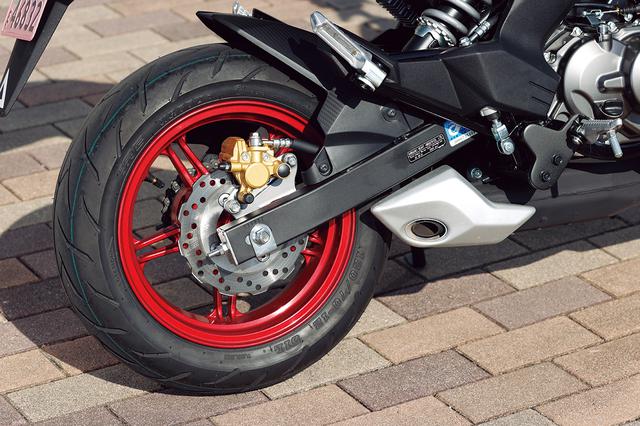 画像: リアサスペンションは高張力鋼製バックボーンフレームの中心から右にオフセットして装着される。リアディスクもペータルタイプ。