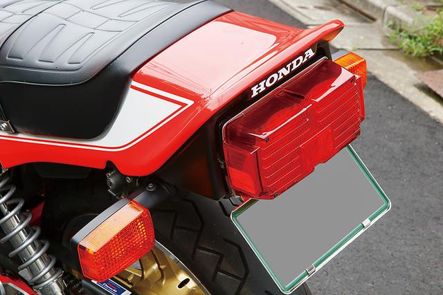 画像: シートはCB-F純正を加工、テールライトもCB-F純正品。赤×白のボディカラーはCB750Fボルドール2(CB750FBB)を再現している。