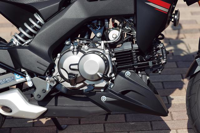 画像: エンジンは旧KSR用から発展した124cc 空冷単気筒。4速ミッションにマニュアルクラッチを組み合わせ、スポーティな走りが可能。