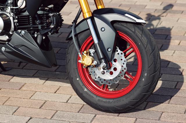 画像: ブレーキはΦ220mm径のペータルディスクに片押しキャリパー。フロントフォークはインナーチューブ径がΦ30mmの倒立。