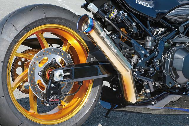 画像: ステップ下から車体に沿いつつぐっと持ち上がった排気系は、アメリカンドリームオリジナルのNEOショートチタンマフラー。リヤブレーキはゲイルスピード・エラボレート2ピストンキャリパー/サポート+サンスターディスク。スイングアームは今後、換装予定という。