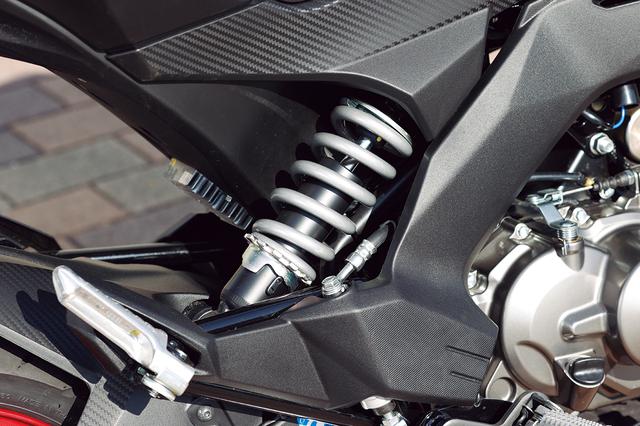 画像: プリロード調整機構つきのモノショックを車体の右サイドにオフセットマウント。スプリング色はシルバーだ。