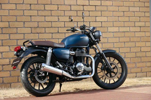 画像: ハイネスCB350ではメッキ仕上げでクラシカルイメージを強調していた前後フェンダーだが、GB350ではボディ同色仕上げでスポーティな印象。