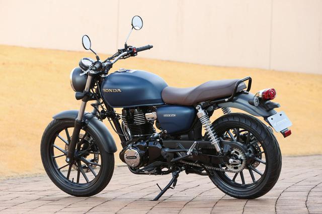 画像: 今回登場したマットブルーのボディカラーは、ハイネスCB350には用意されていないGB350専用カラー。とはいえ共通のデザインやメカは多い。