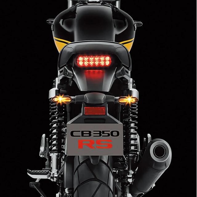 画像: メッキリアフェンダーとクラシカルなテールランプというハイネスCB350のリアビューに対し、CB350RSでは一気に現代的デザインに。