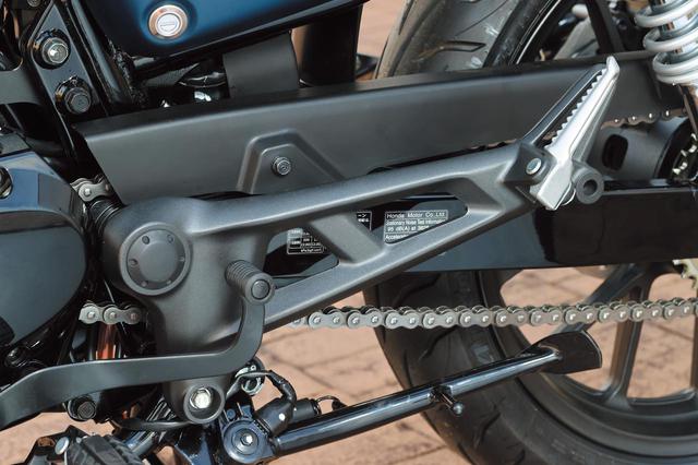 画像: ハイネスCB350ではシルバーに塗られていたタンデムステップホルダーだが、GB350ではフェンダーと同じくブラックにされている。