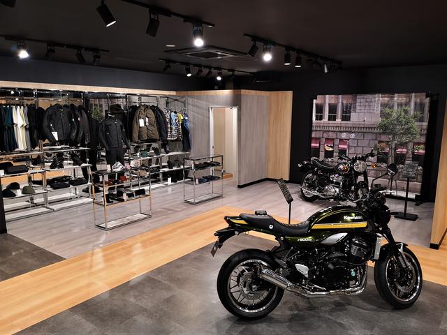 画像: 最新のカワサキモーターサイクル展示コーナーでは、カワサキプラザオリジナル「Ninjaブレンド」を飲みながらゆったりとした時間が過ごせます。