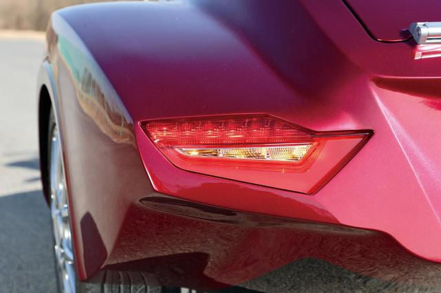 画像: オーナーのこだわりで、側車のテールランプにはゴールドウイングの純正ランプを装着。ボディラインの加工にも苦労したそうだ。