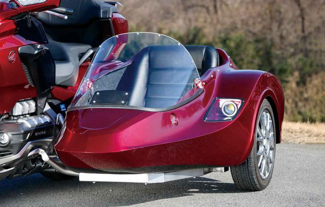 画像: オーナーが何度も足を運んでオーダーしたサイドカー。端のライトはリング状のLEDポジションランプを採用したユニークなもの。