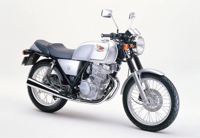 画像: 1983年 GB250 CLUBMAN サブロッカーアームの採用で半球型の燃焼室形状を達成した、独創のRFVCエンジンを搭載。シングルながらエキパイは2本出しだった。