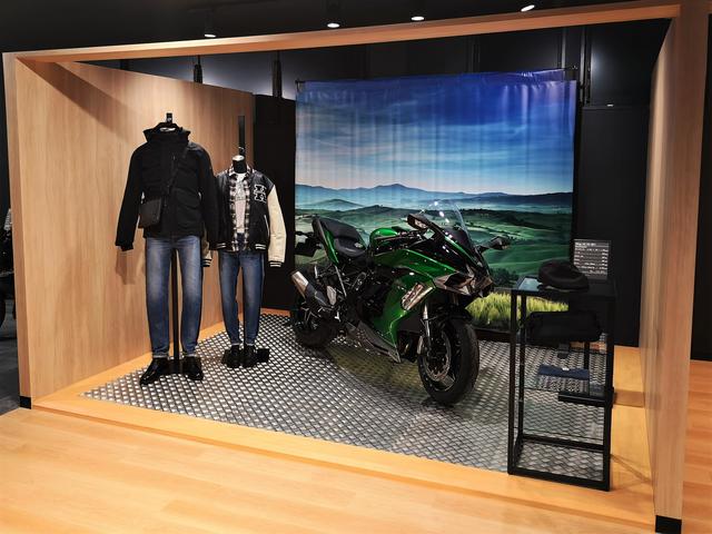 画像: これから始まる楽しみなモーターサイクルライフを、最新モデルやアパレルを見ながらあれこれ想像を膨らませることができる特設スペースです。