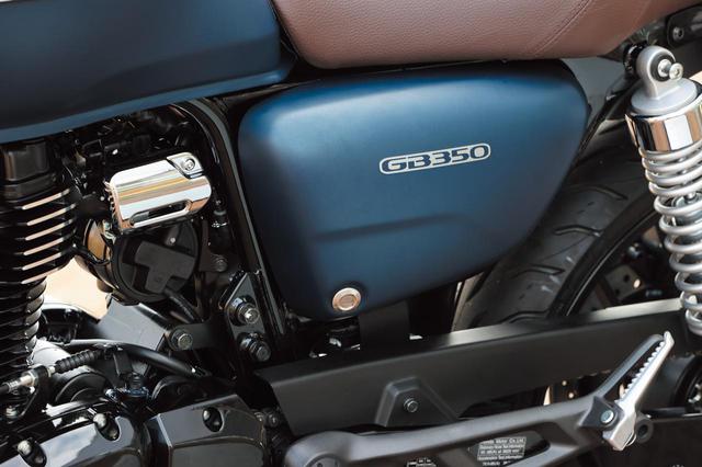 画像: タンクと同色に塗られているサイドカバーの形状もハイネスCB350と共通。GB350の車名ロゴはここに入れられている。