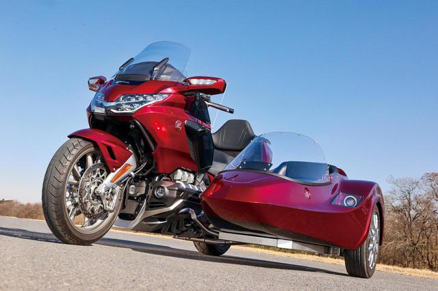 画像: SAKUMA ENGINEERING GOLDWING THETA 総排気量:1833cc エンジン形式:水冷4ストOHC4バルブ水平対向6気筒 シート高:745mm 車両重量:525kg